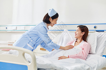 月子中心医护人员照顾产妇背景图片