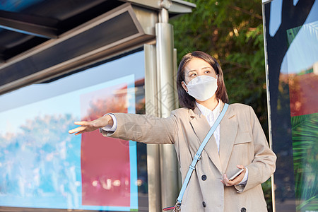 户外宣传戴口罩公交站台打车的青年女生背景