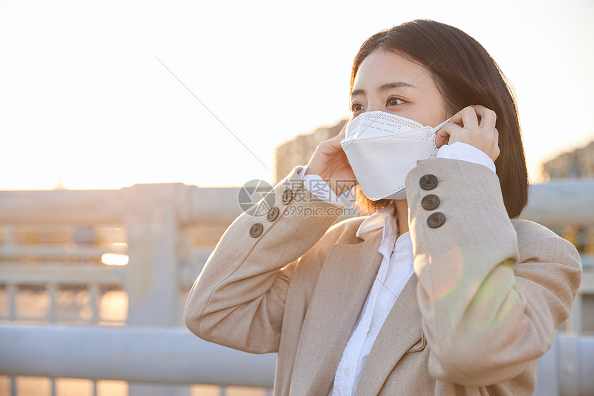 户外佩戴口罩防护的女性图片