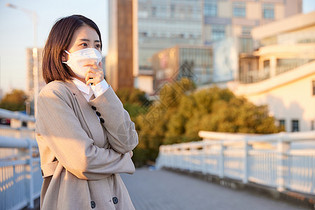 户外佩戴口罩防护的女性图片