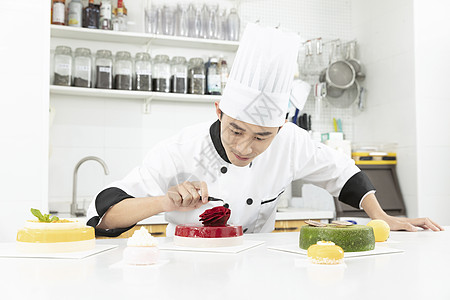 蛋糕厨师男性烘焙师制作水果玫瑰慕斯蛋糕背景