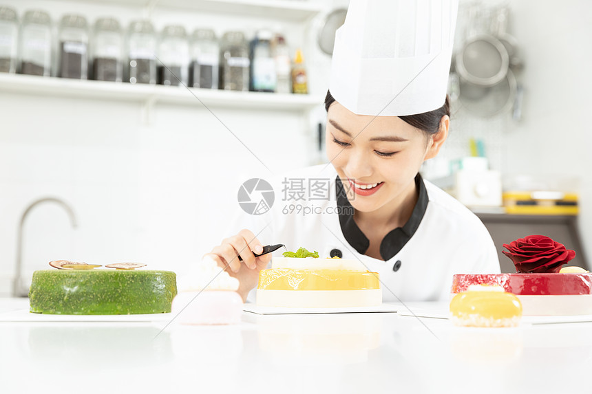 女性烘焙师制作水果蛋糕