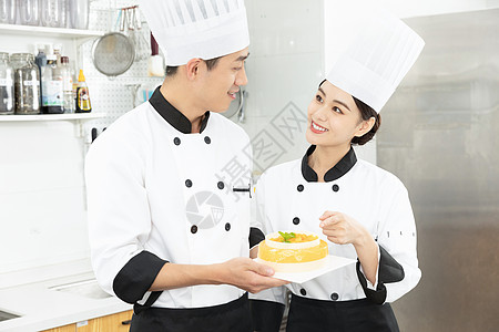 烘焙学院学生和老师制作水果蛋糕背景