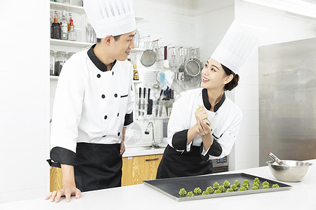 国外厨师烘焙培训学院老师教学生制作饼干糕点背景