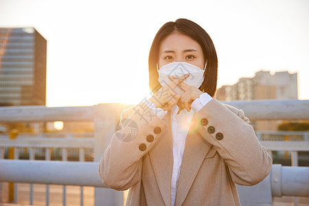 户外佩戴口罩的都市女性图片