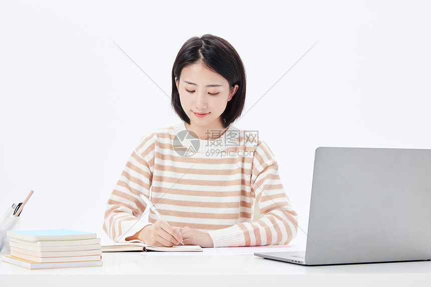 照片 职业形象 大学生 上网课认真学习的女大学生.