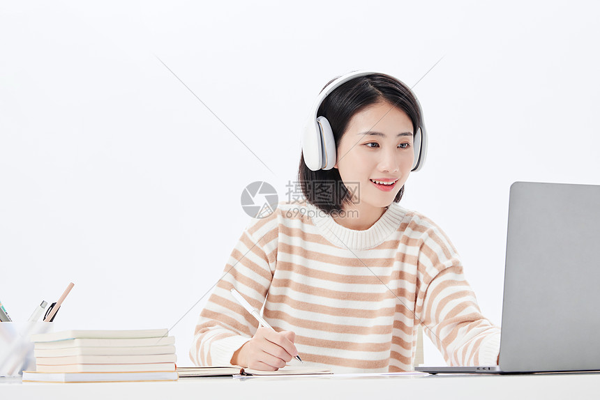 上网课的女大学生