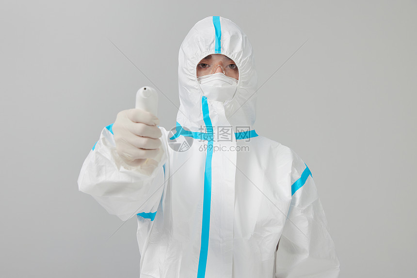 穿防护服的医护人员手拿额温枪