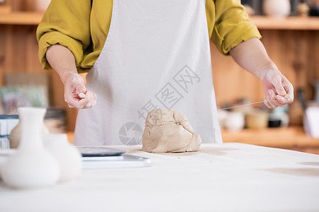 陶艺匠人手工制作陶艺品特写图片