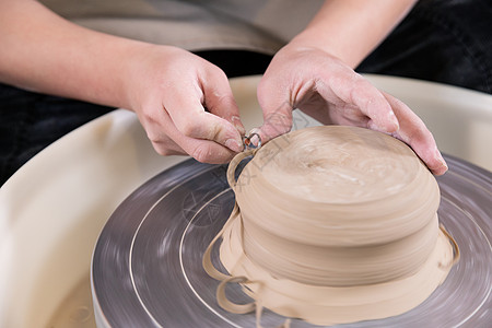 陶艺匠人手工制作陶艺品特写高清图片