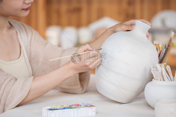 美女陶艺匠人绘制陶艺品图片