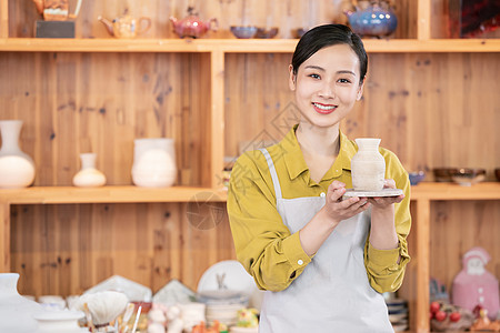 美女展示陶艺制品图片