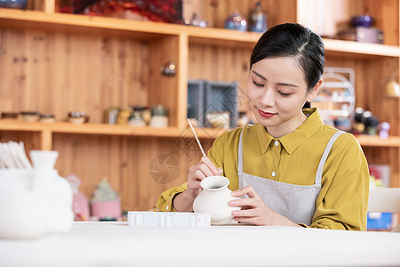 美女手工制作陶艺彩绘背景