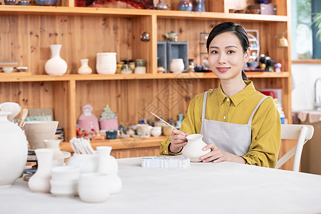 美女手工制作陶艺彩绘图片