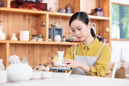 美女手工制作陶艺彩绘图片