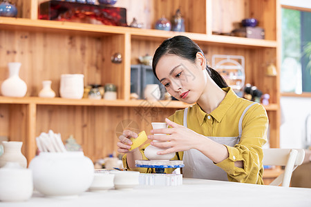 美女手工制作陶艺彩绘图片