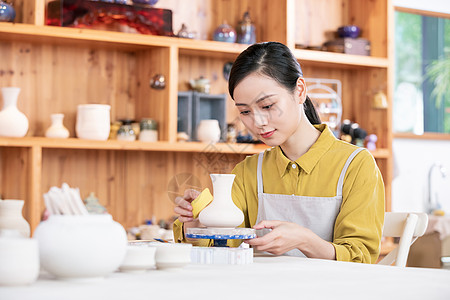 美女手工制作陶艺彩绘背景