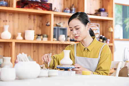 美女手工制作陶艺彩绘图片