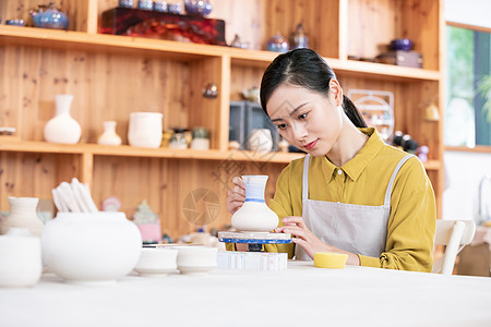 美女匠人陶艺彩绘图片