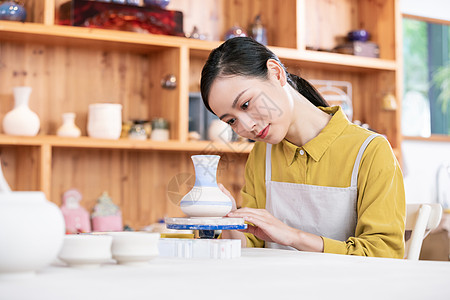 美女匠人陶艺彩绘图片