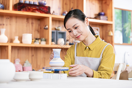 美女匠人陶艺彩绘图片