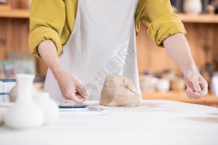 女性切割陶艺陶泥背景图片