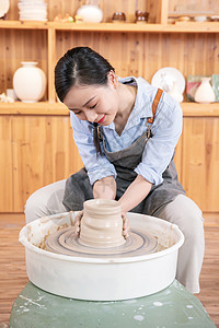 女性手工捏制陶艺图片