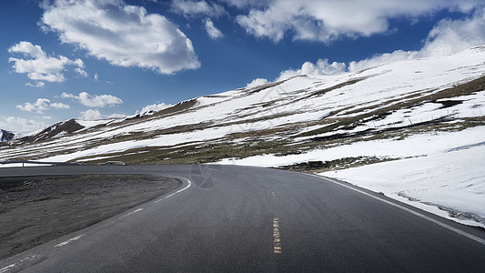 新疆西北雪山道路图片