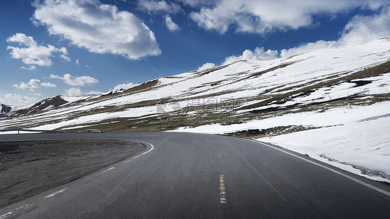 新疆西北雪山道路图片