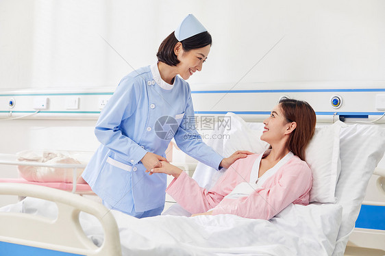 高档月子中心护工咨询产妇身体状况图片