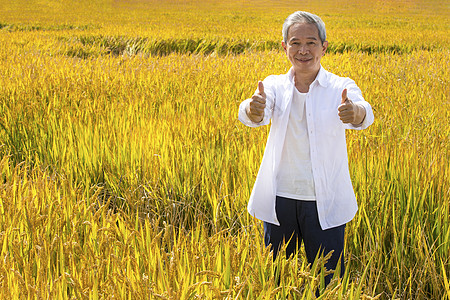 双手点赞的农民高清图片