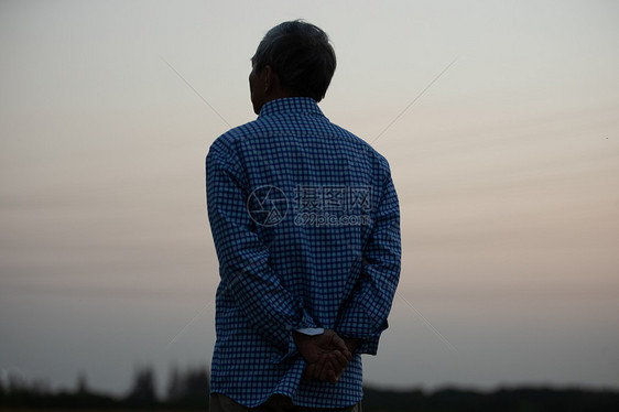 孤独的老人在傍晚望向远方图片