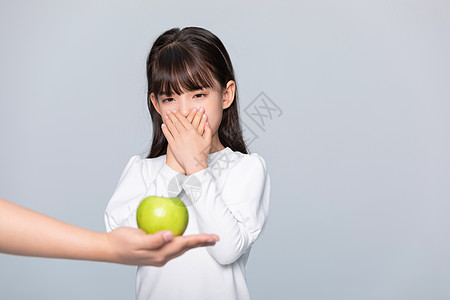 吃水果的人小女孩挑食不想吃水果背景