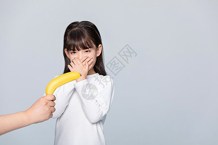 小女孩挑食不喜欢吃香蕉图片