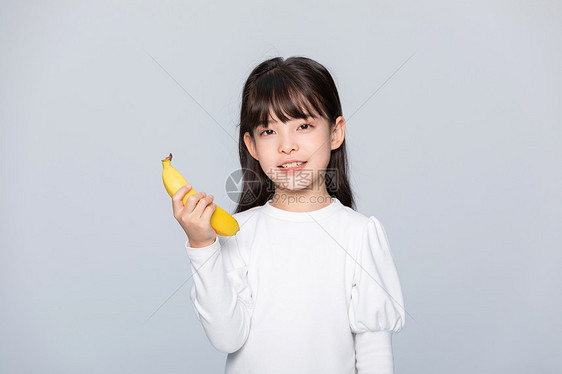 小女孩挑食不想吃水果图片