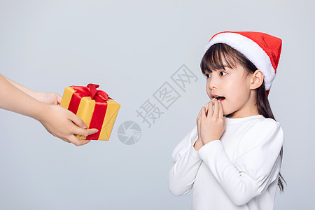小女孩收到圣诞礼物背景图片