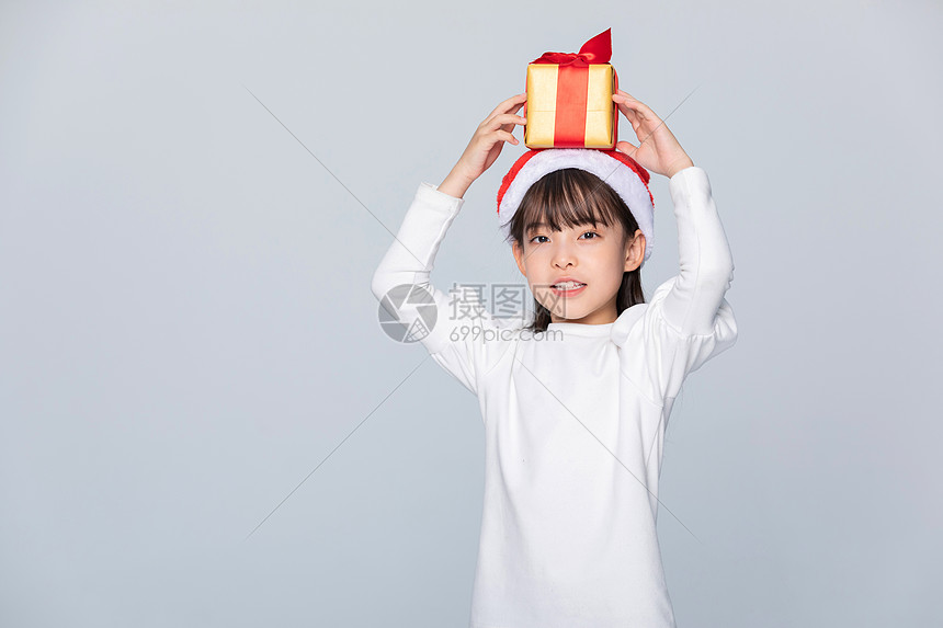 小女孩头上顶着圣诞礼物图片
