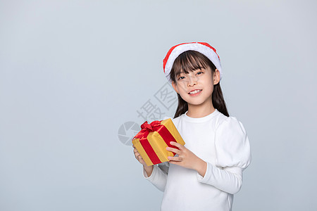 小女孩手里拿着圣诞礼物图片