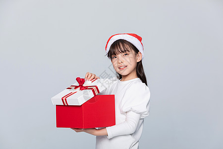 小女孩抱着打开圣诞礼物背景图片
