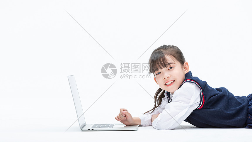 小女孩使用笔记本电脑图片