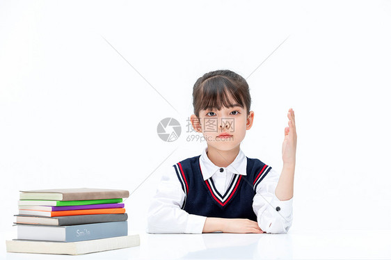 小女孩在课桌前学习做作业图片