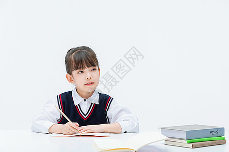 小女孩在课桌前上课做笔记图片