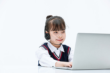 电脑学生小女孩使用电脑线上学习听课背景