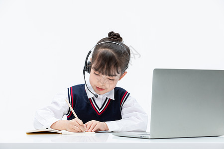 耳机学习小女孩使用电脑线上学习听课背景