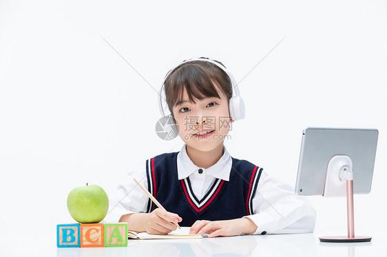 小女孩使用平板电脑线上学习听课图片