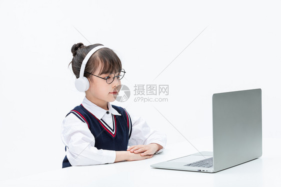 小女孩使用电脑线上学习听课图片