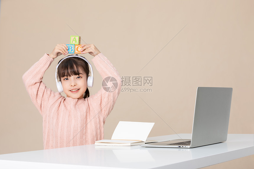 小女孩使用电脑线上学习听课图片