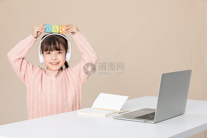 小女孩使用电脑线上学习听课图片