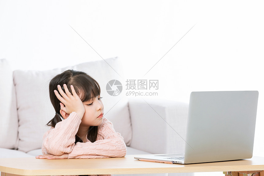 小女孩使用电脑线上学习疲惫