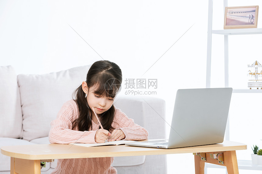 小女孩使用电脑线上学习听课图片